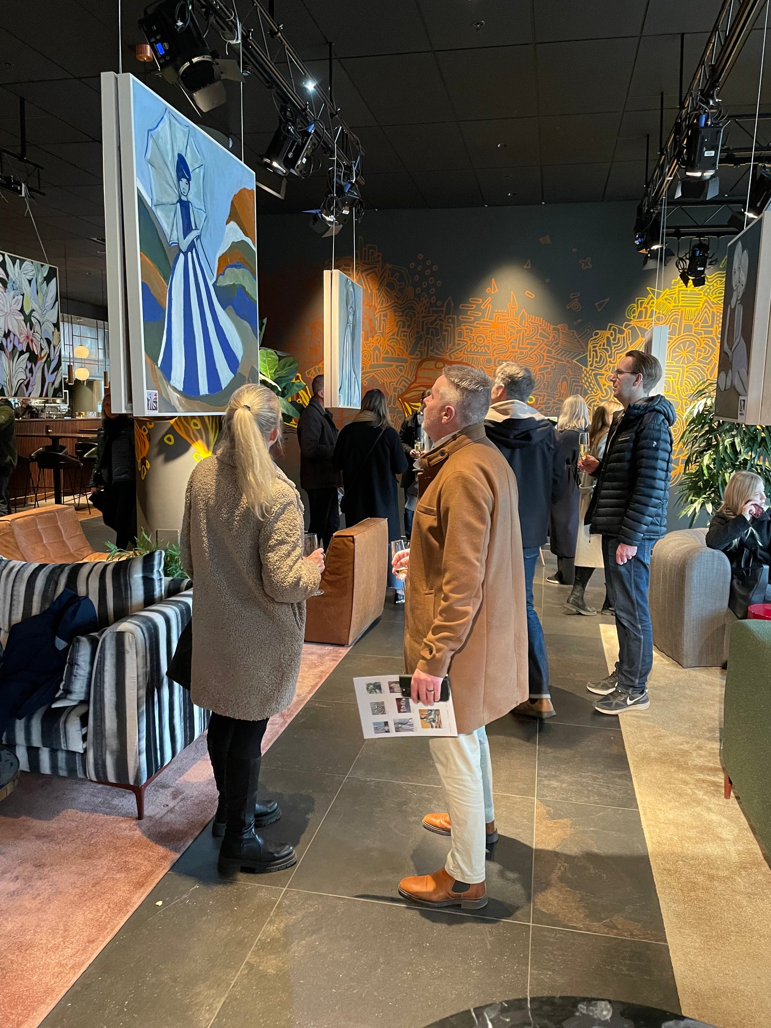 Konstutställningpå Hotel Draken i Göteborg med konstnären Karolina Palmér.