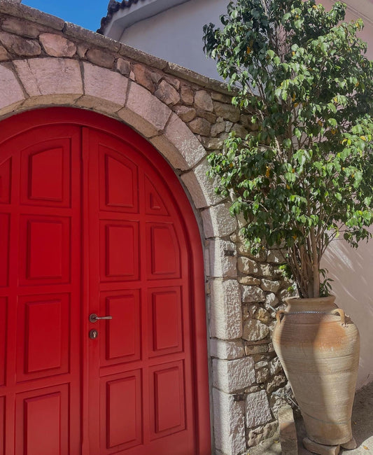 En röd dörr syns tydligt, rött i fokus.