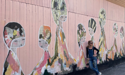 Karolina Palmér framför sin muralmålning Barnasinnet i Haga Göteborg.