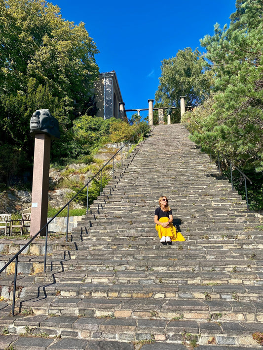 Karolina Palmér i gult på Millesgården i Stockholm.