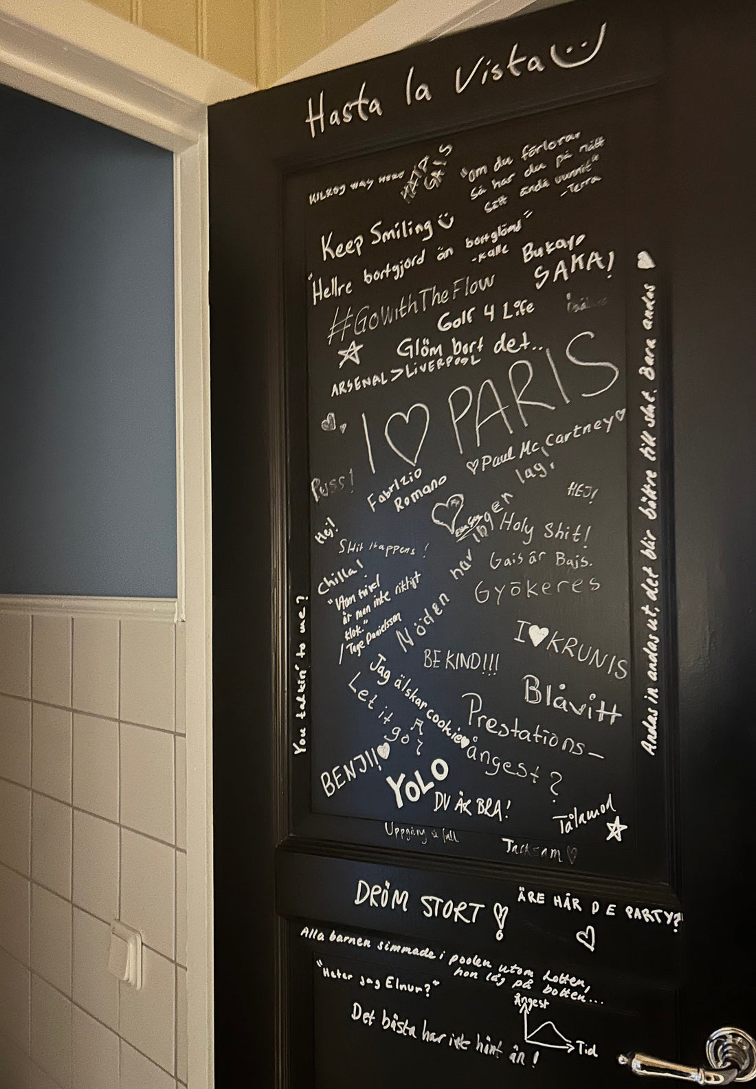 Levande gästbok på toadörr - kreativ idé för hemmet.