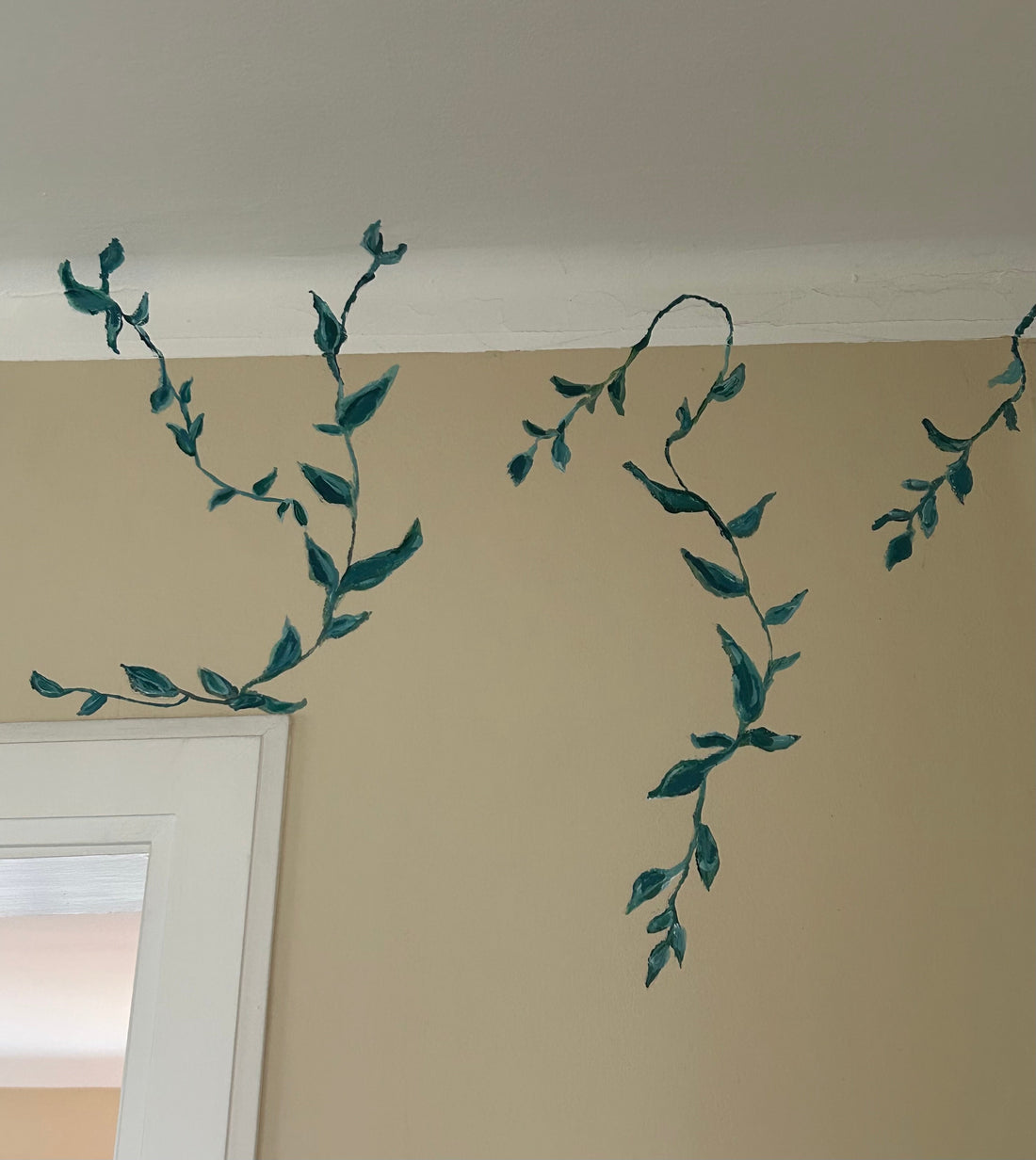 Slingrande gröna växter på vardagsrumsvägg.