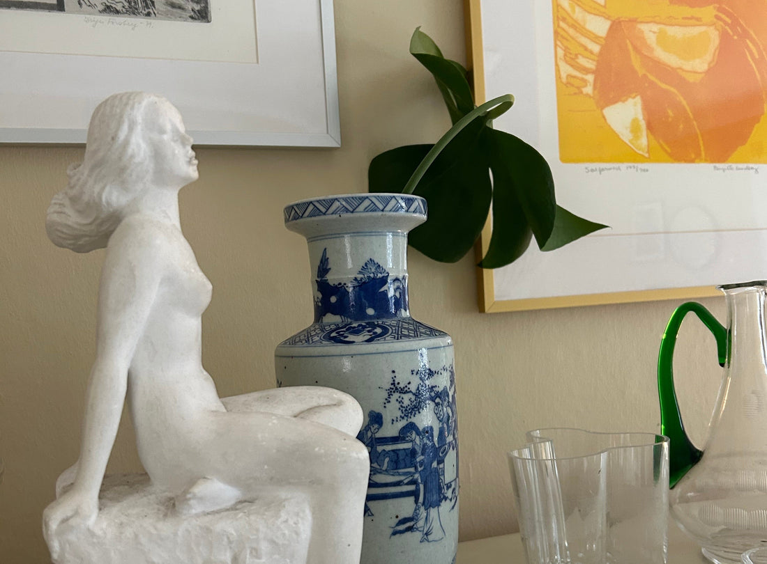 Föremål i olika färger hemma hos Karolina Palmér.