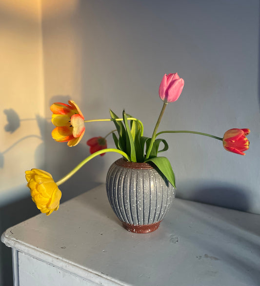 Energihöjare i ett rum. Färgglada blommor.