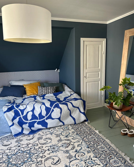 Blått sovrum enligt Feng Shui med sängen i kraftposition.