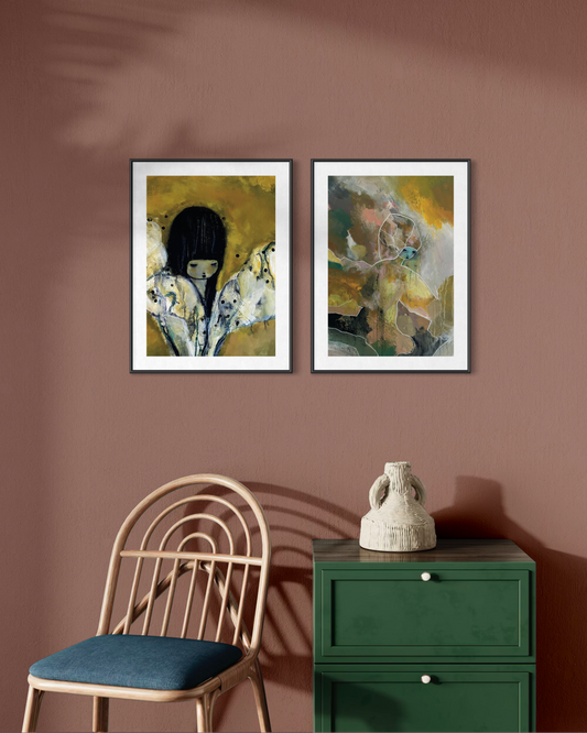 Paket med 2 färgstarka posters i gyllene toner i harmonisk inredningsmiljö. 