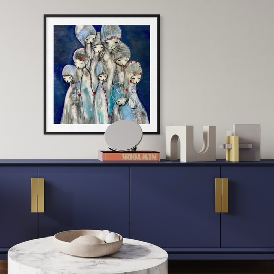 Poster i blå toner ”Kraften ” i harmonisk interiör av konstnären Karolina Palmér. 