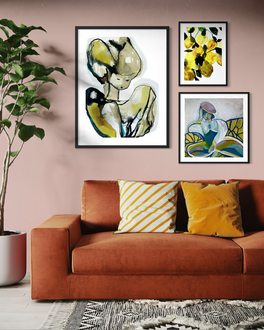 Paket med 3 posters i olika storlek med pigga färger i harmonisk inredningsmiljö. 