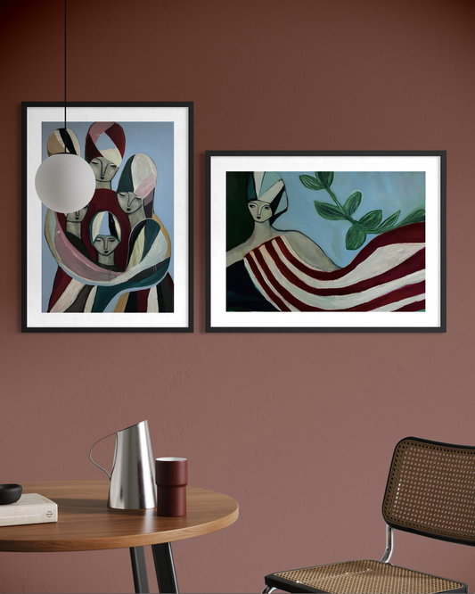 Paket med 2 posters i röda toner i färgstark inredningsmiljö. 