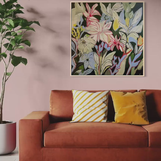 Filmklipp som visar originalmålningen ”Botanic Garden ” med blomstermotiv i inredningsmiljö av Karolina Palmér. 
