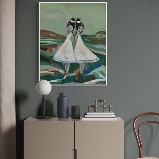 Filmsnutt som visar originalmålningen ”Under samma himmel” i  harmonisk rumsmiljö av Karolina Palmér. 