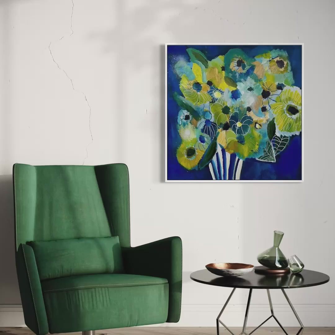 Filmsnutt som visar originalmålningen ”Låt mig blomma” i starka färger i rumsmiljö av Karolina Palmér. 
